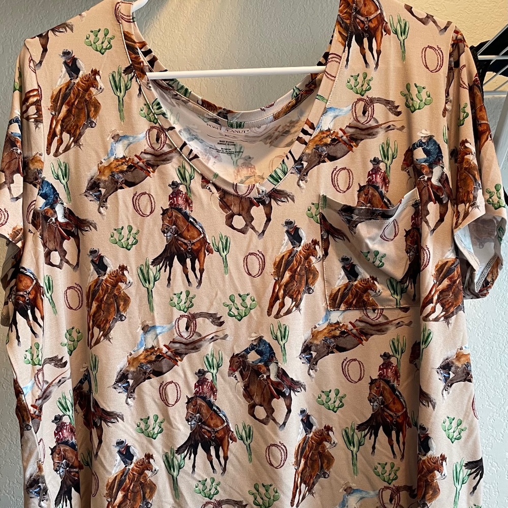 Women’s Posh Peanut V-neck tee